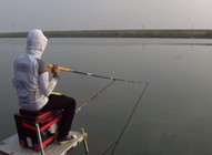 《麥子釣魚》雙竿守釣，短竿勝長竿，頻上泥魚和鯔魚