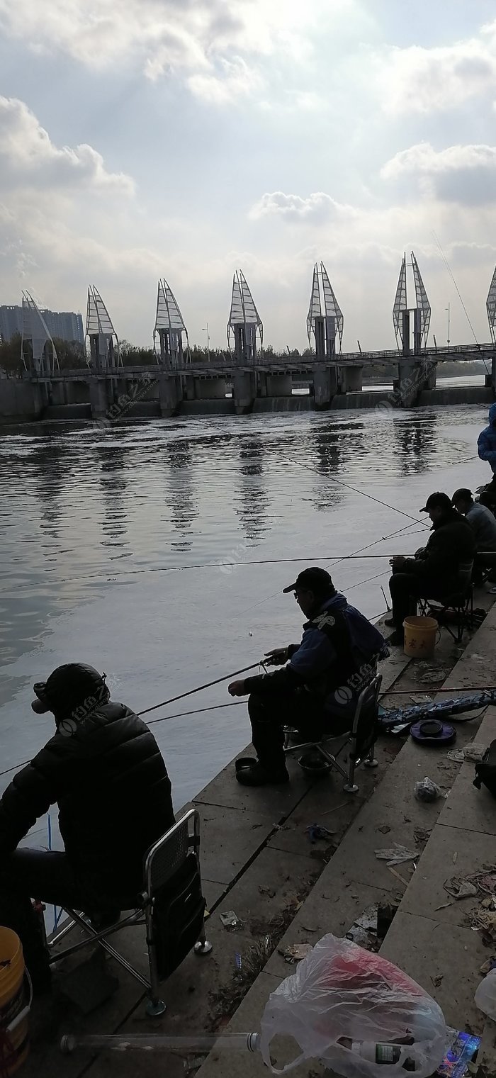 冬天河边钓鱼真实图片图片