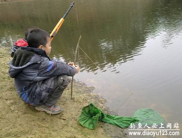 孩子钓鱼