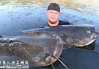 俩德国钓友在西班牙埃布罗河接连钓获两条2米长大鲶鱼